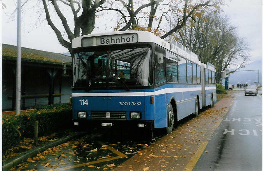 (021'005) - VBL Luzern - Nr. 114/LU 15'016 - Volvo/R&J am 30. November 1997 beim Bahnhof Luzern