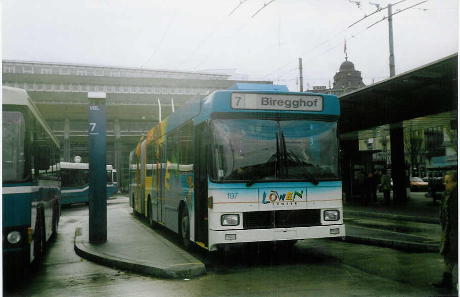 (021'006) - VBL Luzern - Nr. 197 - NAW/Hess Gelenktrolleybus am 30. November 1997 beim Bahnhof Luzern