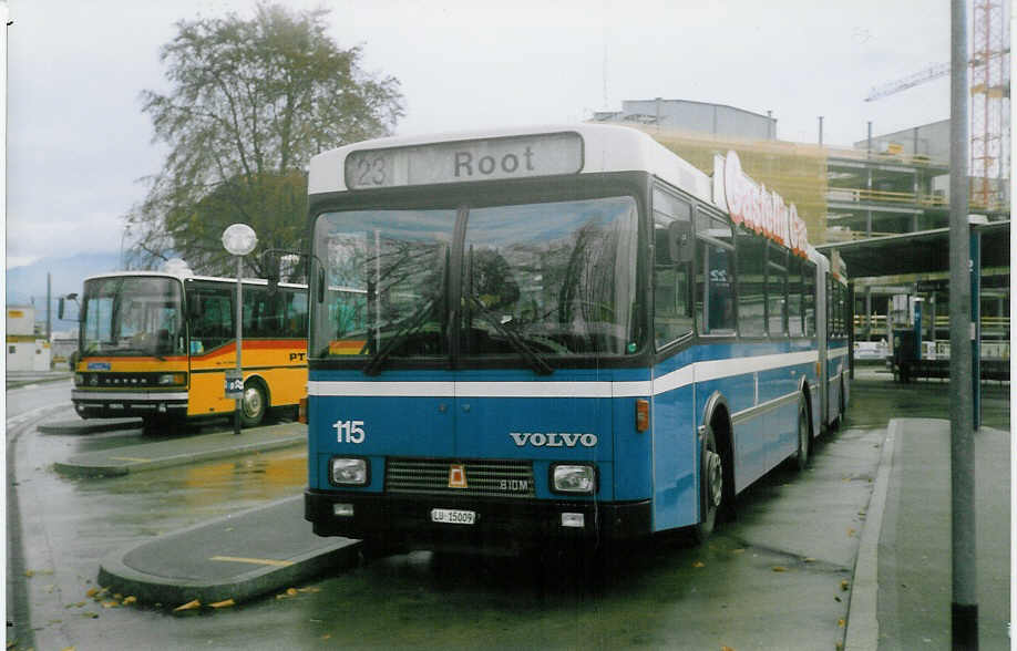(021'007) - VBL Luzern - Nr. 115/LU 15'009 - Volvo/R&J am 30. November 1997 beim Bahnhof Luzern