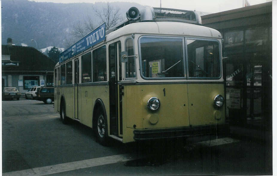 (021'400A) - STI Thun - Nr. 1 - Berna/Gangloff Trolleybus am 17. Dezember 1997 beim Bahnhof Thun (Buchvernissage)
