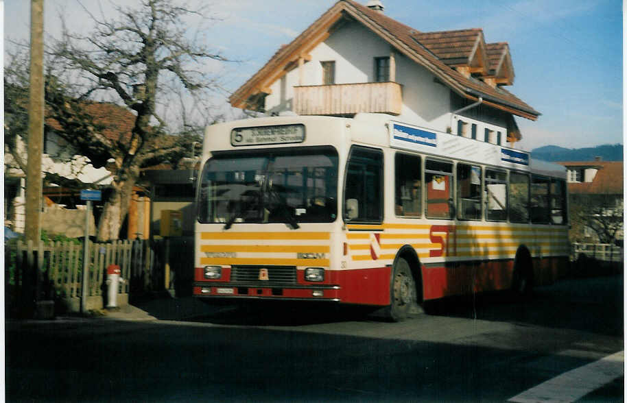 (021'416) - STI Thun - Nr. 30/BE 419'030 - Volvo/R&J (ex SAT Thun Nr. 30) am 12. Januar 1998 in Thun-Lerchenfeld, Forstweg