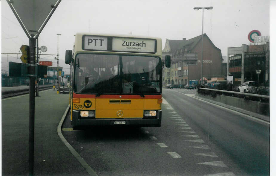 (021'617) - Voegtlin-Meyer, Brugg - Nr. 72/AG 30'579 - Mercedes am 7. Februar 1998 beim Bahnhof Brugg