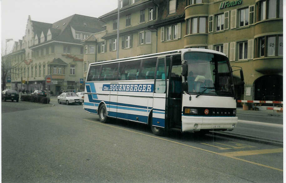 (021'619) - Eggenberger, Mriken - AG 19'792 - Setra am 7. Februar 1998 beim Bahnhof Brugg