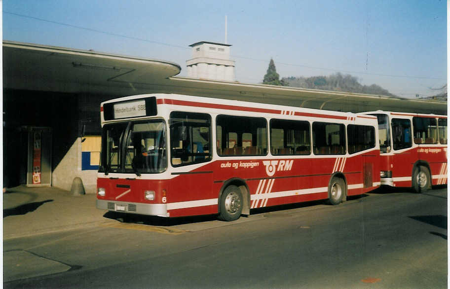 (021'627) - AAGK Koppigen - Nr. 6/BE 122'011 - Volvo/Lauber am 14. Februar 1998 beim Bahnhof Burgdorf