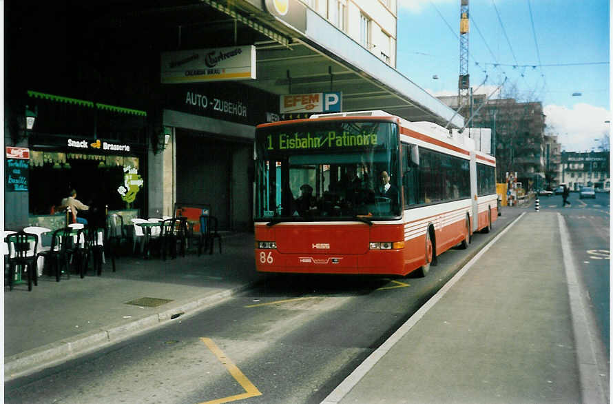 (021'700) - VB Biel - Nr. 86 - NAW/Hess Gelenktrolleybus am 17. Februar 1998 beim Bahnhof Biel