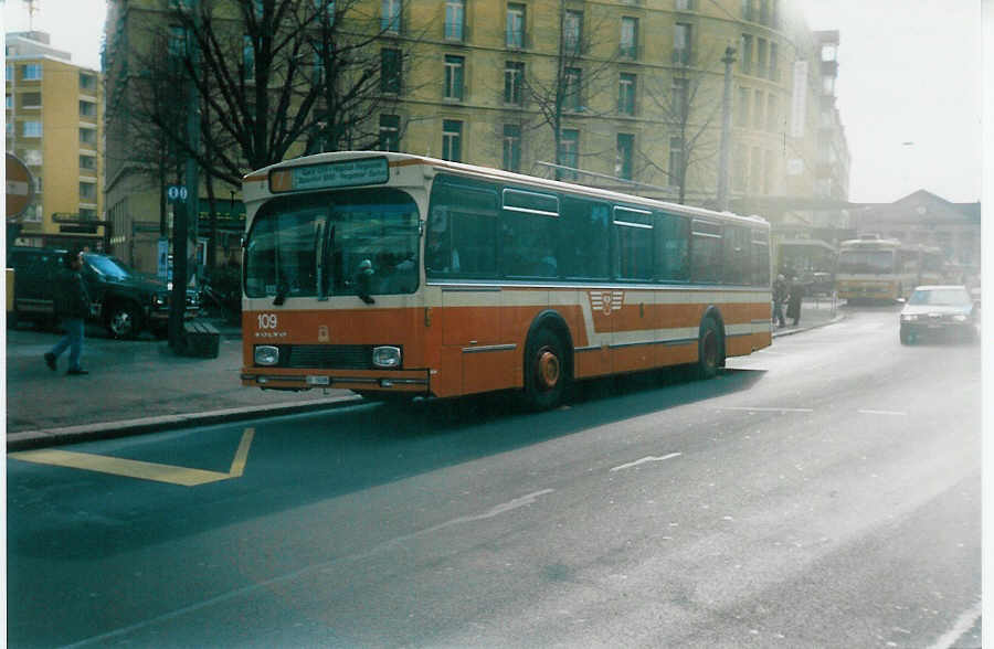 (021'705) - VB Biel - Nr. 109/BE 26'599 - Volvo/R&J am 17. Februar 1998 in Biel, Zentralplatz