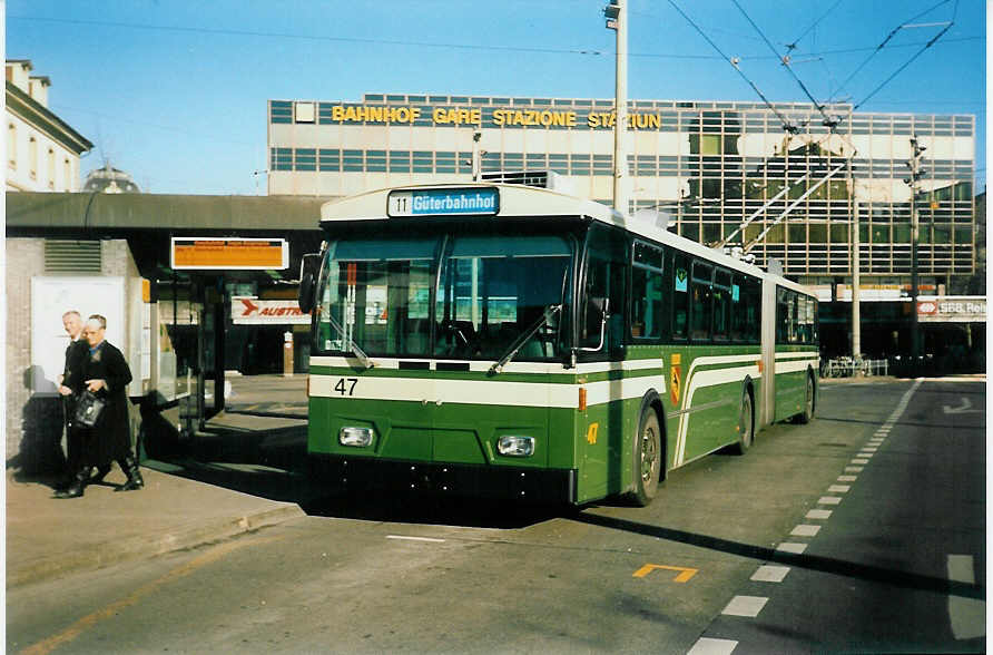 (021'710) - SVB Bern - Nr. 47 - FBW/Gangloff Gelenktrolleybus am 19. Februar 1998 beim Bahnhof Bern