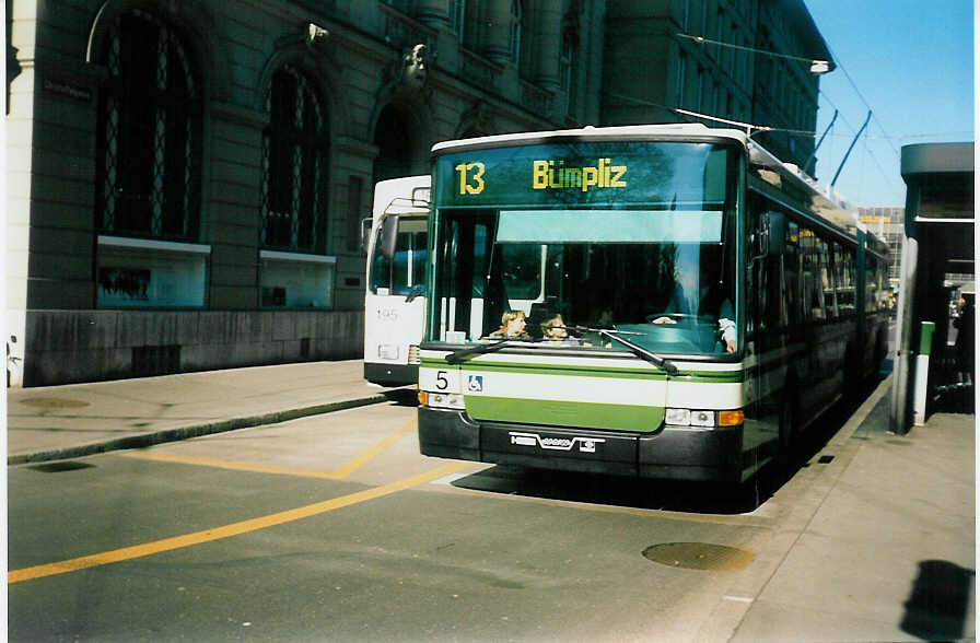 (021'713) - SVB Bern - Nr. 5 - NAW/Hess Gelenktrolleybus am 19. Februar 1998 beim Bahnhof Bern
