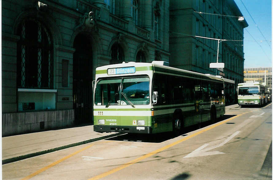 (021'714) - SVB Bern - Nr. 111/BE 500'111 - Volvo/R&J am 19. Februar 1998 beim Bahnhof Bern