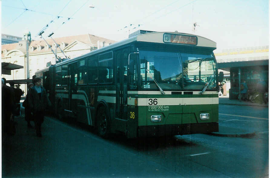 (021'722) - SVB Bern - Nr. 36 - FBW/R&J Gelenktrolleybus am 19. Februar 1998 beim Bahnhof Bern