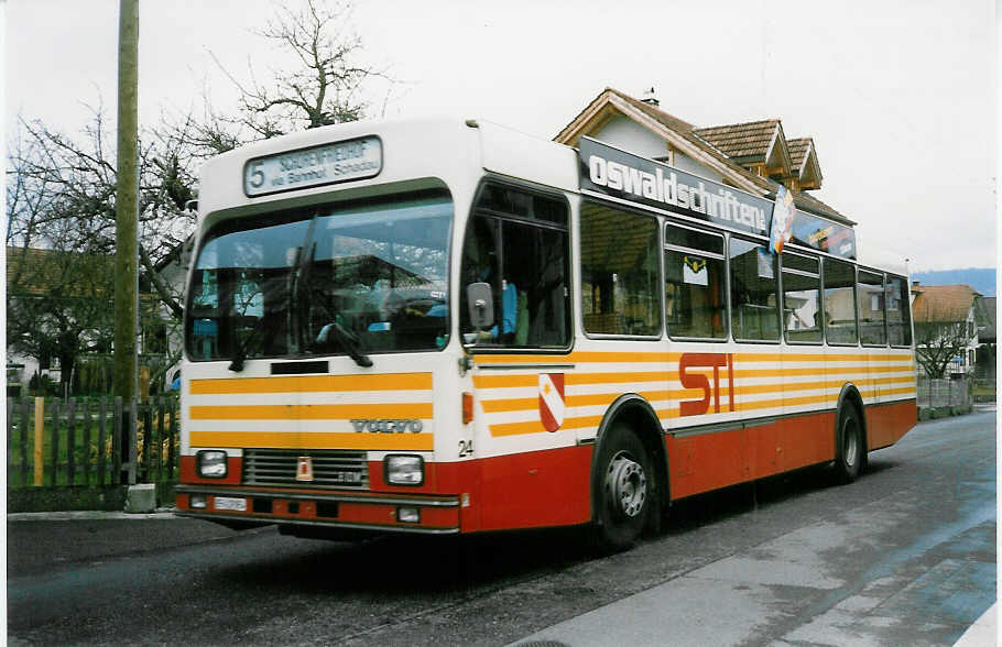 (022'212) - STI Thun - Nr. 24/BE 419'024 - Volvo/R&J (ex SAT Thun Nr. 24) am 16. Mrz 1998 in Thun-Lerchenfeld, Forstweg