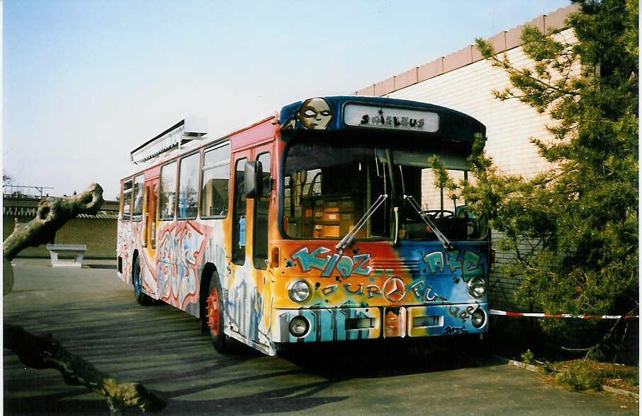 (022'232) - Spielbus, Thun - Mercedes (ex STI Thun Nr. 43) am 30. Mrz 1998 in Thun-Allmendingen, Im Dorf