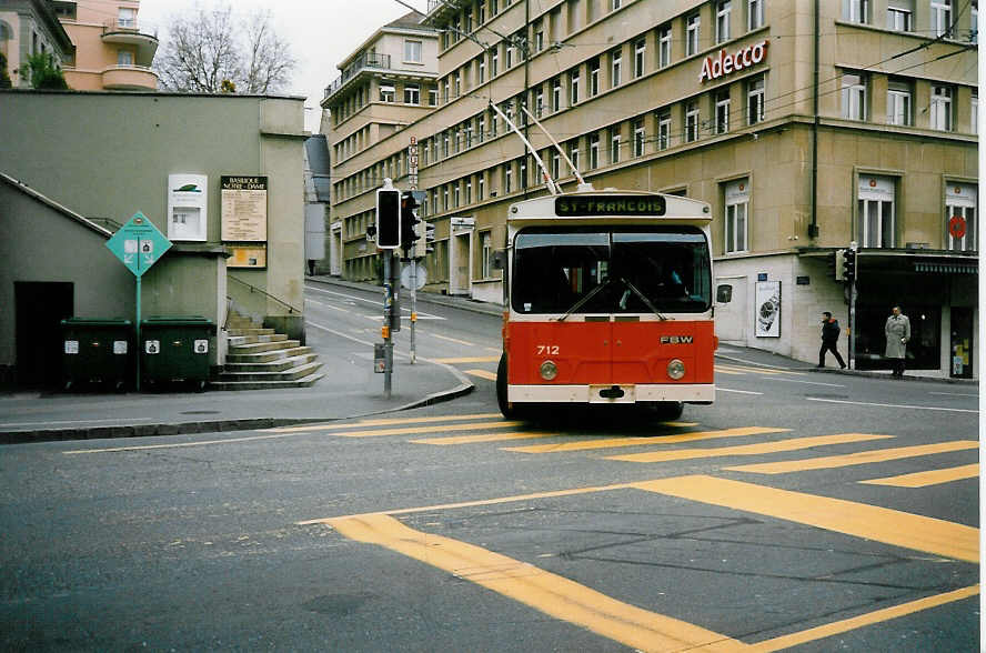 (022'325) - TL Lausanne - Nr. 712 - FBW/Hess Trolleybus am 15. April 1998 in Lausanne, Place Riponne