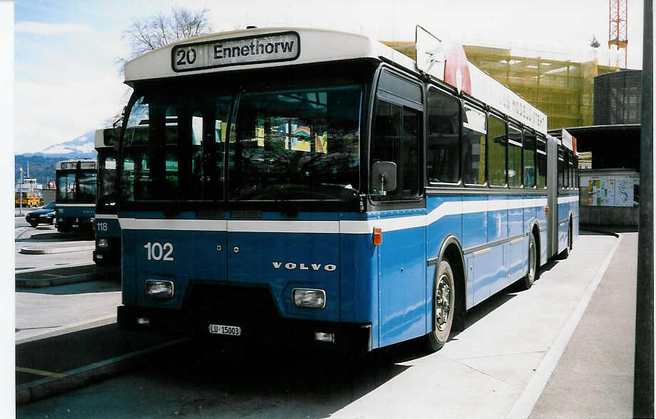(022'332) - VBL Luzern - Nr. 102/LU 15'003 - Volvo/Hess am 16. April 1998 beim Bahnhof Luzern