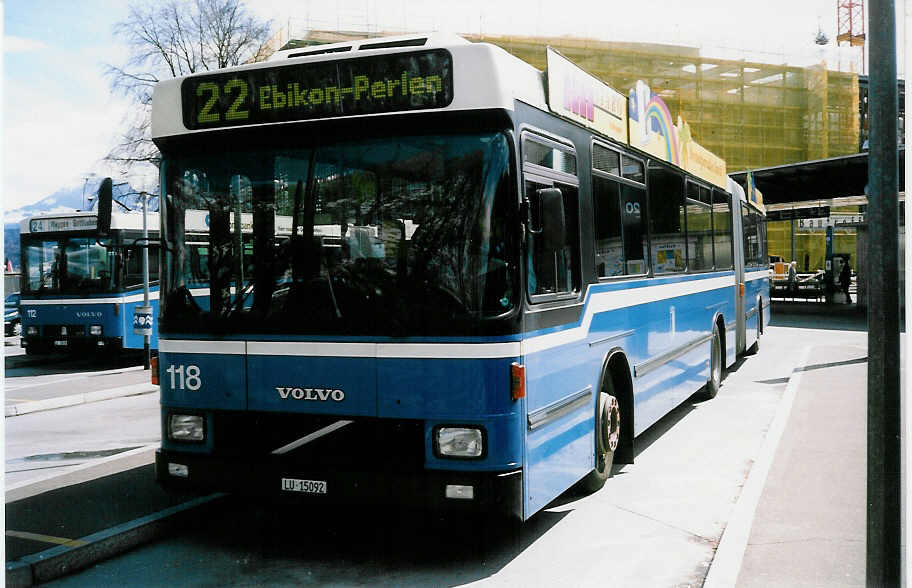 (022'333) - VBL Luzern - Nr. 118/LU 15'092 - Volvo/Hess am 16. April 1998 beim Bahnhof Luzern