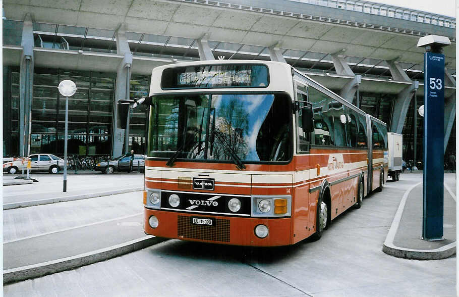 (022'502) - ARAG Ruswil - Nr. 14/LU 15'090 - Volvo/Van Hool am 16. April 1998 beim Bahnhof Luzern