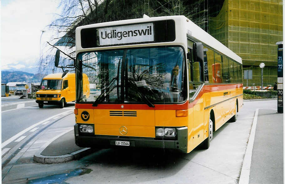(022'503) - Bucheli, Kriens - Nr. 22/LU 15'544 - Mercedes am 16. April 1998 beim Bahnhof Luzern