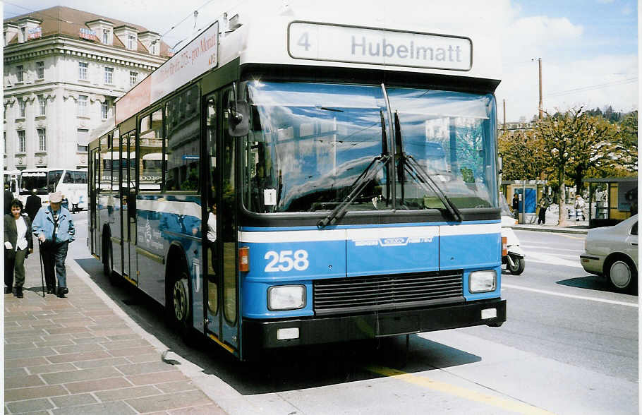 (022'508) - VBL Luzern - Nr. 258 - NAW/R&J-Hess Trolleybus am 16. April 1998 in Luzern, Schwanenplatz