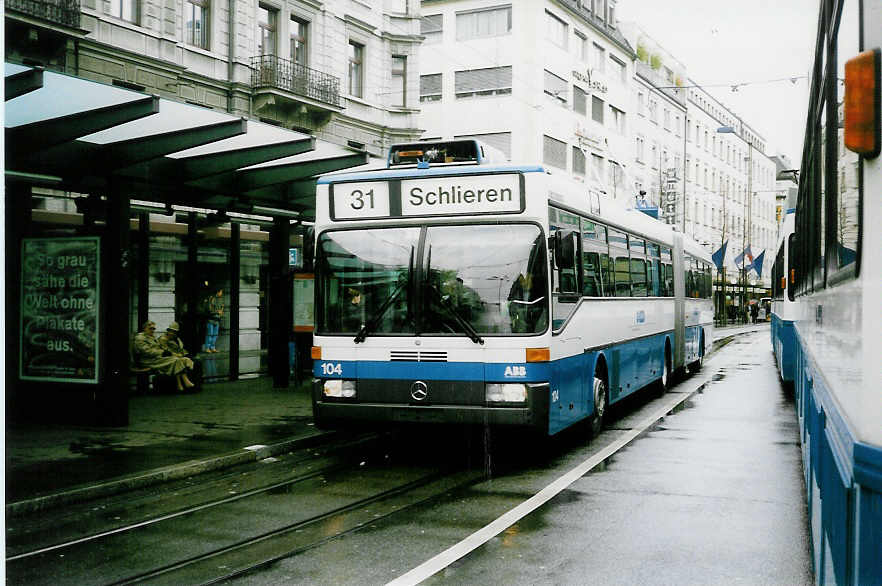 (022'511) - VBZ Zrich - Nr. 104 - Mercedes Gelenktrolleybus am 18. April 1998 in Zrich, Lwenplatz