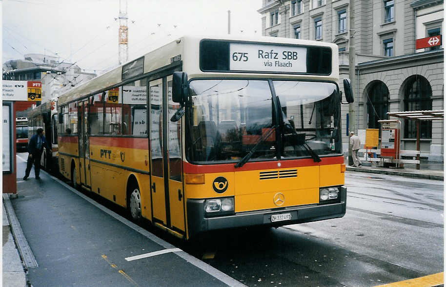 (022'529) - Moser, Flaach - Nr. 7/ZH 332'491 - Mercedes (ex P 25'292) Mercedes am 18. April 1998 beim Hauptbahnhof Winterthur