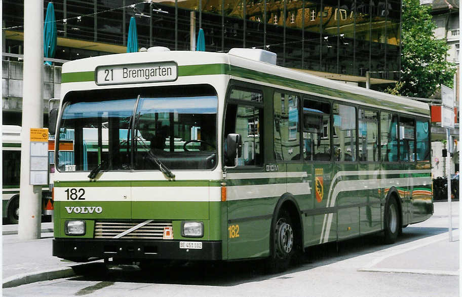 (023'126) - SVB Bern - Nr. 182/BE 451'182 - Volvo/R&J am 3. Juni 1998 beim Bahnhof Bern