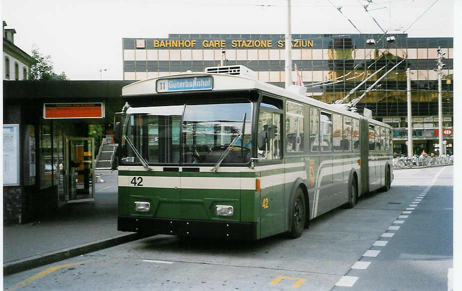 (023'131) - SVB Bern - Nr. 42 - FBW/R&J Gelenktrolleybus am 3. Juni 1998 beim Bahnhof Bern
