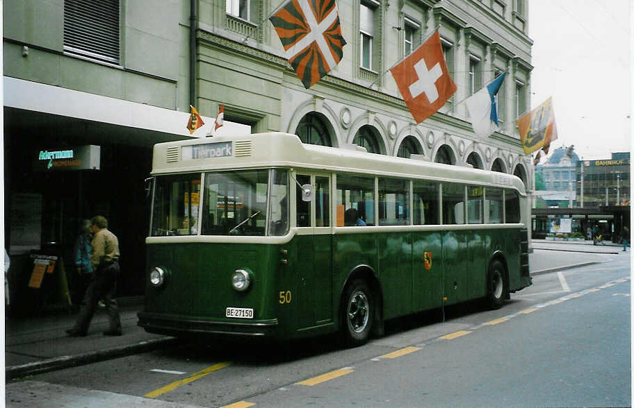 (023'216) - SVB Bern (TVB) - Nr. 50/BE 27'150 - Saurer/Gangloff am 7. Juni 1998 beim Bahnhof Bern