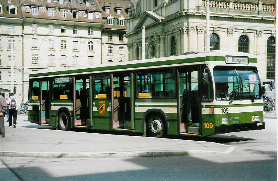 (023'219) - SVB Bern - Nr. 109/BE 500'109 - Volvo/R&J am 8. Juni 1998 beim Bahnhof Bern