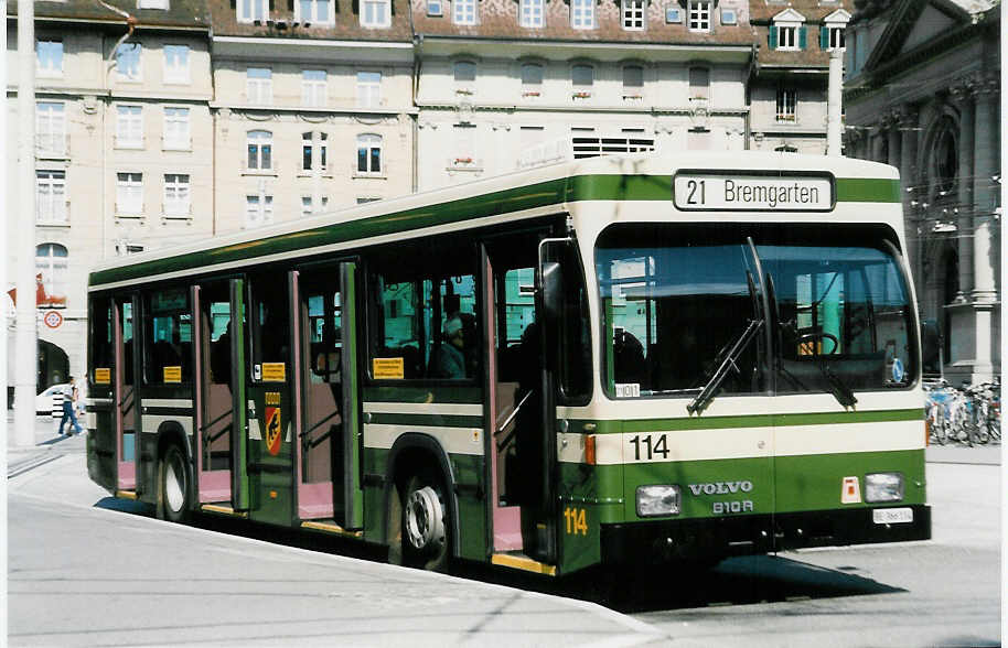 (023'816) - SVB Bern - Nr. 114/BE 366'114 - Volvo/R&J am 4. Juli 1998 beim Bahnhof Bern