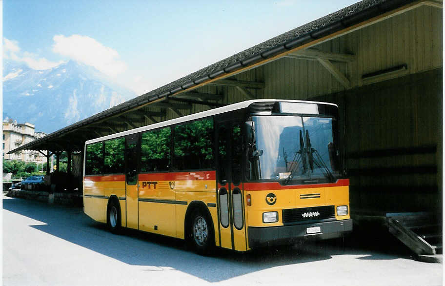 (023'826) - PTT-Regie - P 24'454 - NAW/Hess am 6. Juli 1998 beim Bahnhof Meiringen