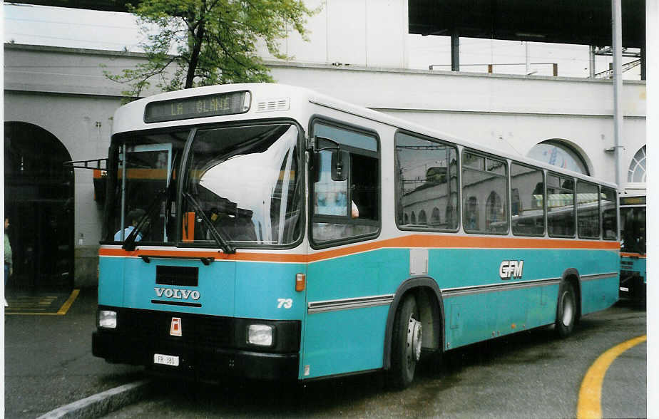 (023'903) - GFM Fribourg - Nr. 73/FR 380 - Volvo/R&J am 7. Juli 1998 beim Bahnhof Fribourg