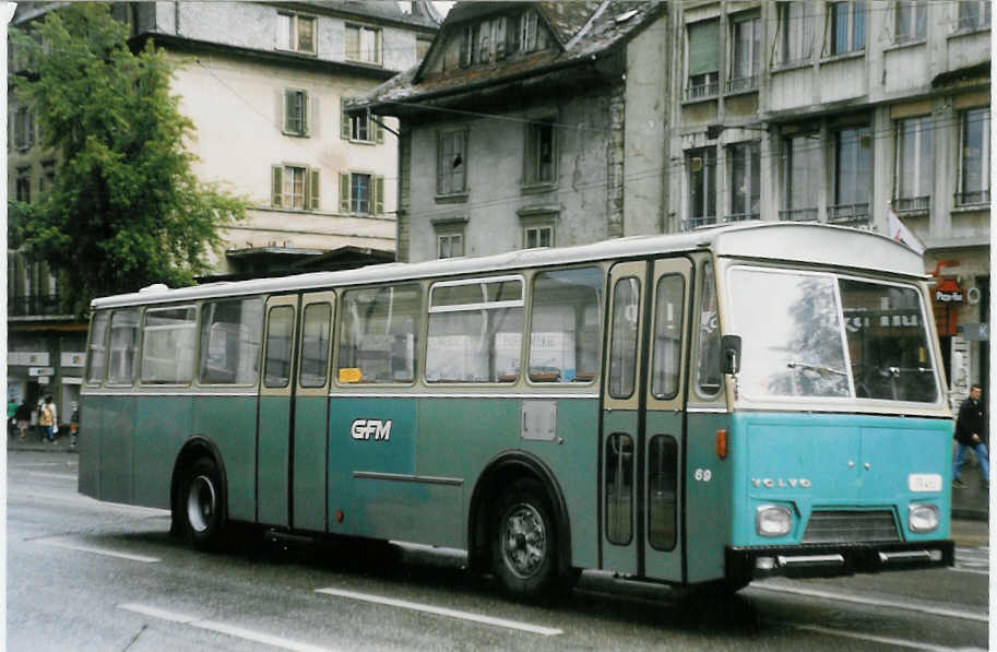 (023'913) - GFM Fribourg - Nr. 69/FR 453 - Volvo/Hess am 7. Juli 1998 beim Bahnhof Fribourg