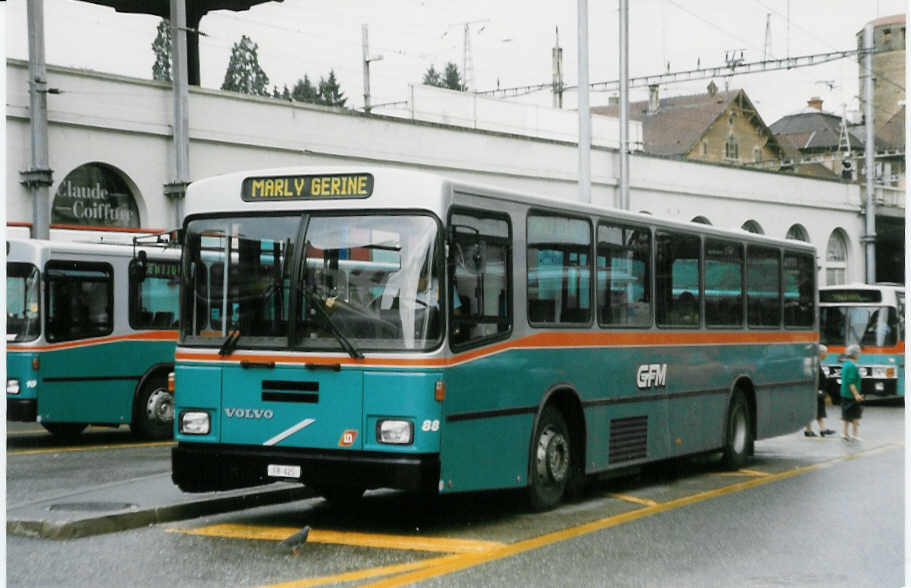 (023'915) - GFM Fribourg - Nr. 88/FR 425 - Volvo/Lauber am 7. Juli 1998 beim Bahnhof Fribourg