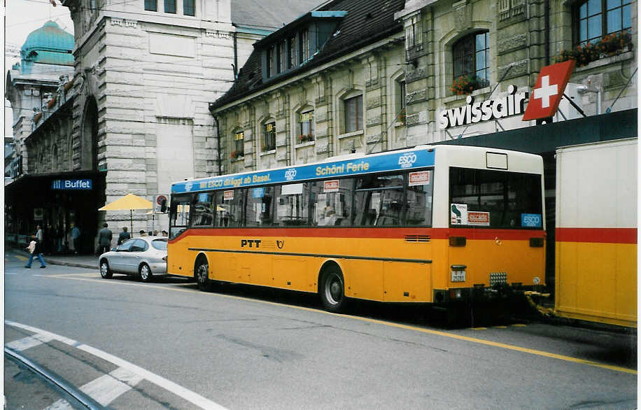 (024'001) - PTT-Regie - P 25'281 - Mercedes am 9. Juli 1998 beim Bahnhof Basel