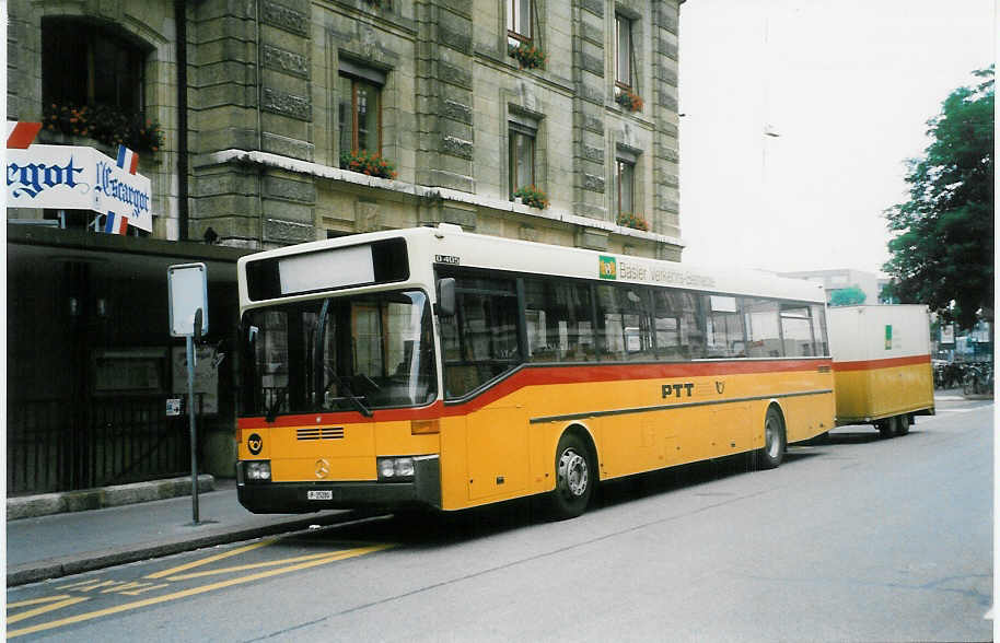 (024'008) - PTT-Regie - P 25'280 - Mercedes am 9. Juli 1998 beim Bahnhof Basel