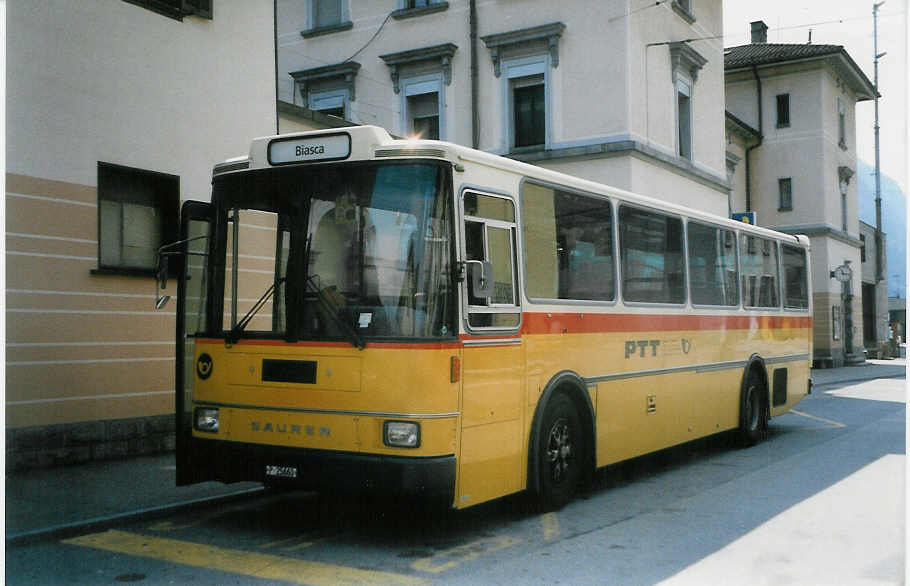 (024'123) - PTT-Regie - P 25'660 - Saurer/R&J am 13. Juli 1998 beim Bahnhof Biasca