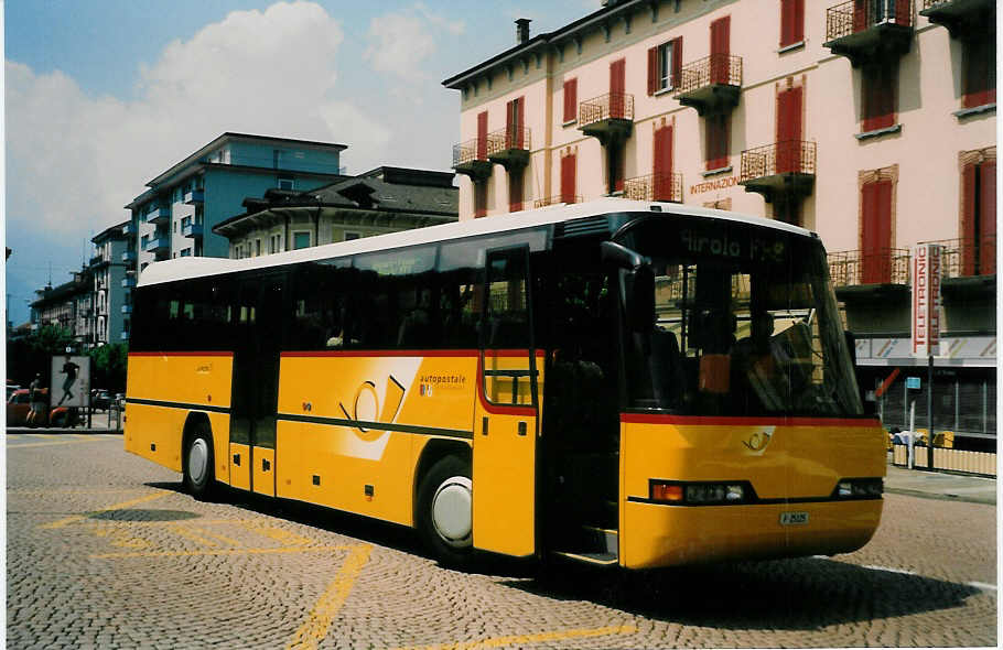 (024'401) - PTT-Regie - P 25'125 - Neoplan am 13. Juli 1998 beim Bahnhof Bellinzona