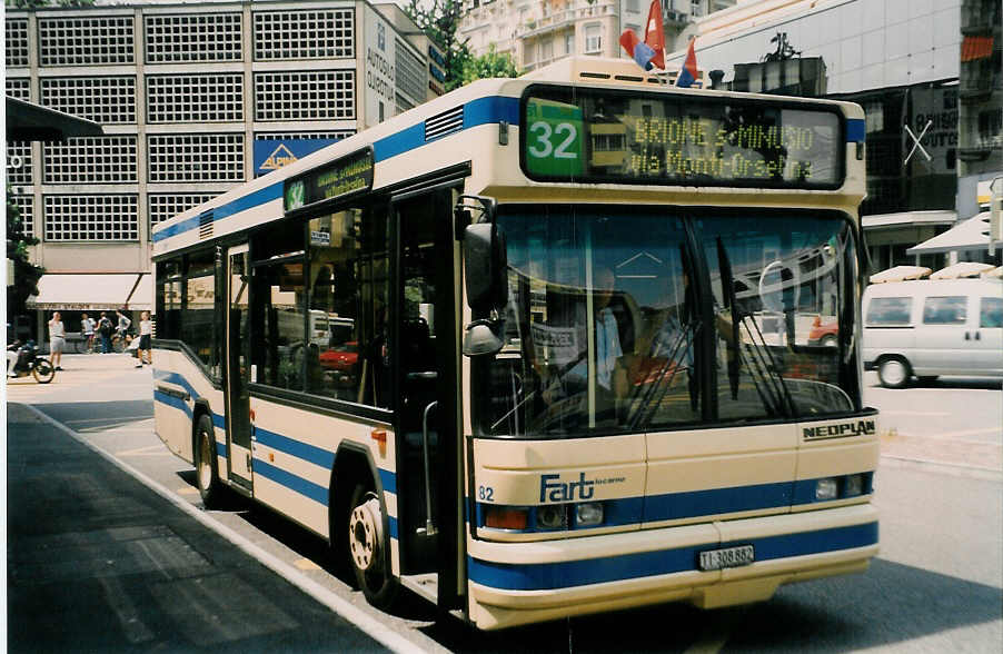 (024'402) - FART Locarno - Nr. 82/TI 308'882 - Neoplan am 13. Juli 1998 beim Bahnhof Locarno