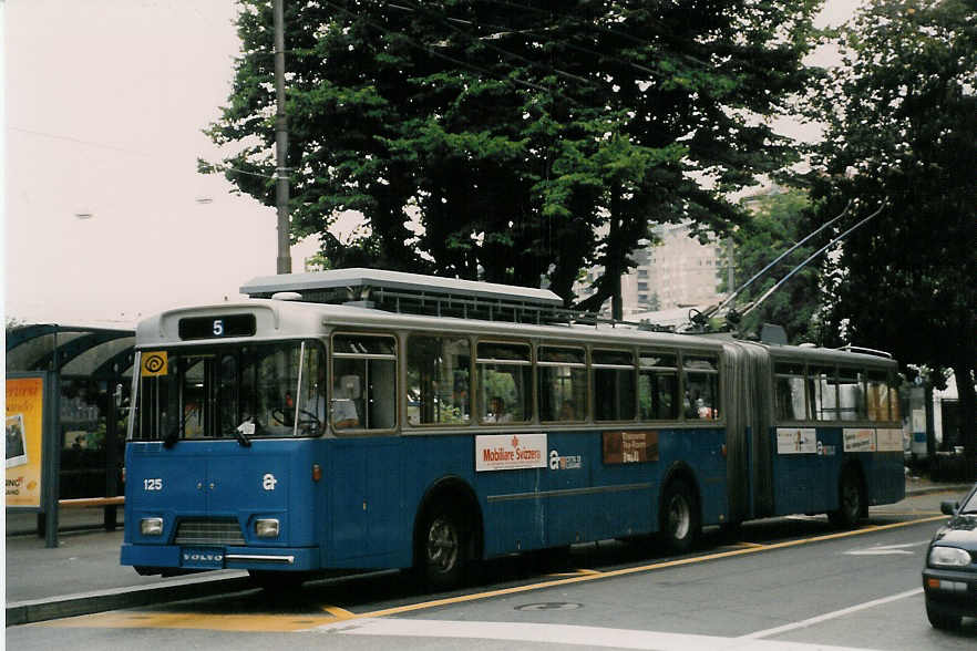 (024'425) - ACT Lugano - Nr. 125 - Volvo/Hess Gelenktrolleybus am 13. Juli 1998 in Lugano, Piazza Manzoni