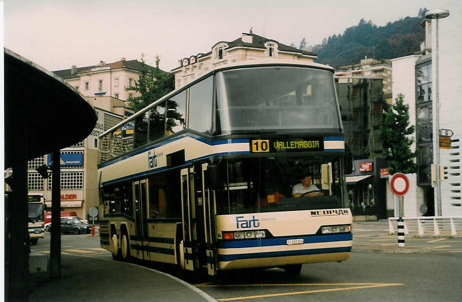 (024'433) - FART Locarno - Nr. 104/TI 101'104 - Neoplan am 14. Juli 1998 beim Bahnhof Locarno