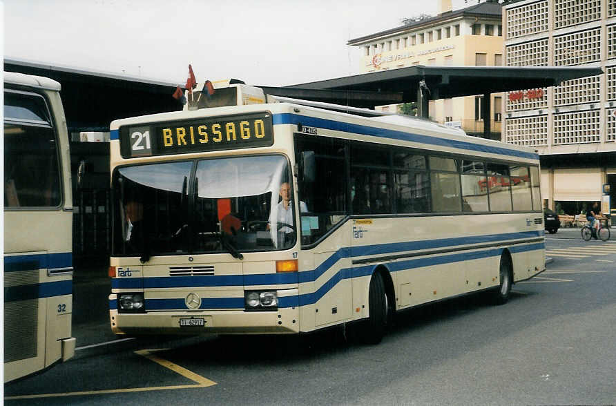 (024'507) - FART Locarno - Nr. 17/TI 62'917 - Mercedes am 14. Juli 1998 beim Bahnhof Locarno