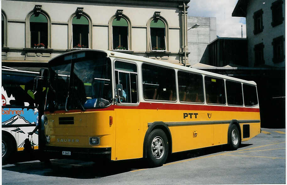 (024'516) - PTT-Regie - P 24'401 - Saurer/Tscher am 14. Juli 1998 beim Bahnhof Brig