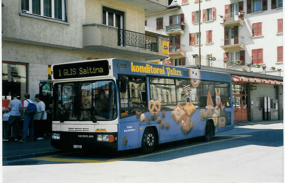 (024'519) - PTT-Regie - P 23'029 - Neoplan (ex Zerzuben, Visp-Eyholz Nr. 55) am 14. Juli 1998 beim Bahnhof Brig