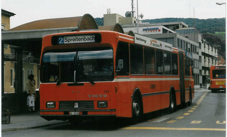 (024'609) - RVBW Wettingen - Nr. 110/AG 16'769 - Volvo/R&J am 15. Juli 1998 beim Bahnhof Baden