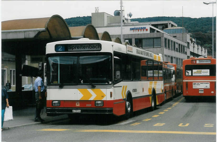 (024'619) - RVBW Wettingen - Nr. 52/AG 228'164 - Volvo/R&J am 15. Juli 1998 beim Bahnhof Baden