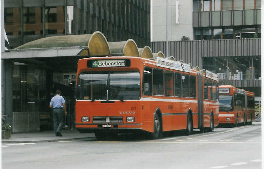 (024'624) - RVBW Wettingen - Nr. 107/AG 18'672 - Volvo/R&J am 15. Juli 1998 beim Bahnhof Baden