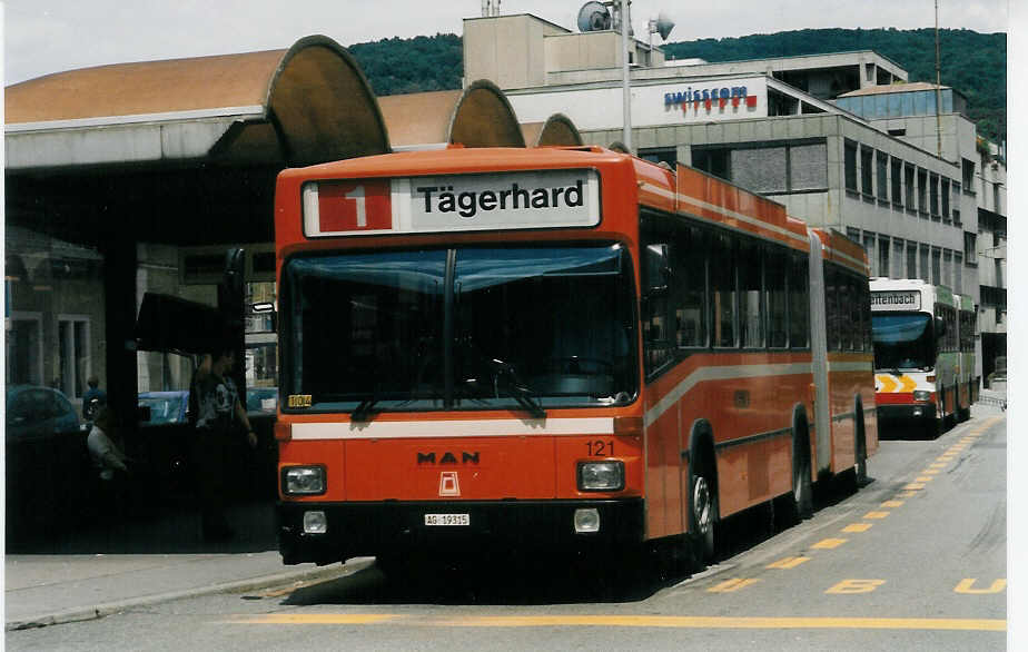 (024'633) - RVBW Wettingen - Nr. 121/AG 19'315 - MAN/R&J am 15. Juli 1998 beim Bahnhof Baden