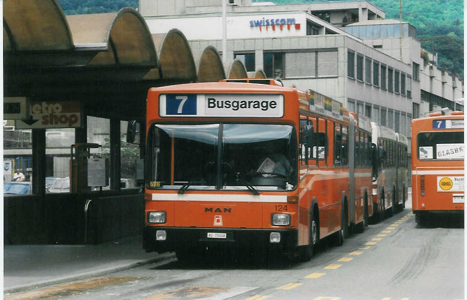 (024'636) - RVBW Wettingen - Nr. 124/AG 15'008 - MAN/R&J am 15. Juli 1998 beim Bahnhof Baden