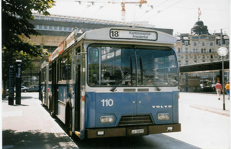 (024'916) - VBL Luzern - Nr. 110/LU 15'075 - Volvo/Hess am 20. Juli 1998 beim Bahnhof Luzern