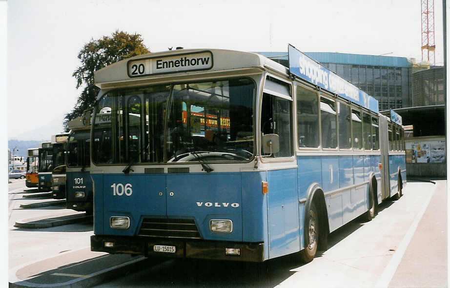 (024'917) - VBL Luzern - Nr. 106/LU 15'015 - Volvo/Hess am 20. Juli 1998 beim Bahnhof Luzern